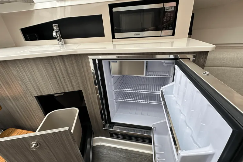 Slide: The Image of Sea Ray Sundancer 370 Outboard 2025 - 33