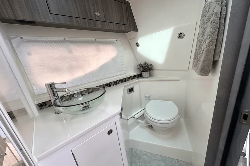 Slide: The Image of Sea Ray Sundancer 370 Outboard 2025 - 38