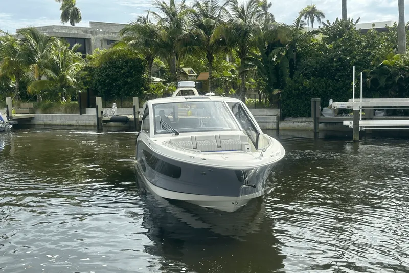 Slide: The Image of Sea Ray Sundancer 370 Outboard 2025 - 4