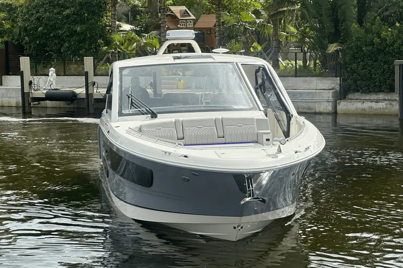 Slide: The Image of Sea Ray Sundancer 370 Outboard 2025 - 5