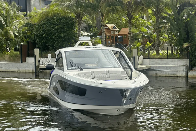 Slide: The Image of Sea Ray Sundancer 370 Outboard 2025 - 6