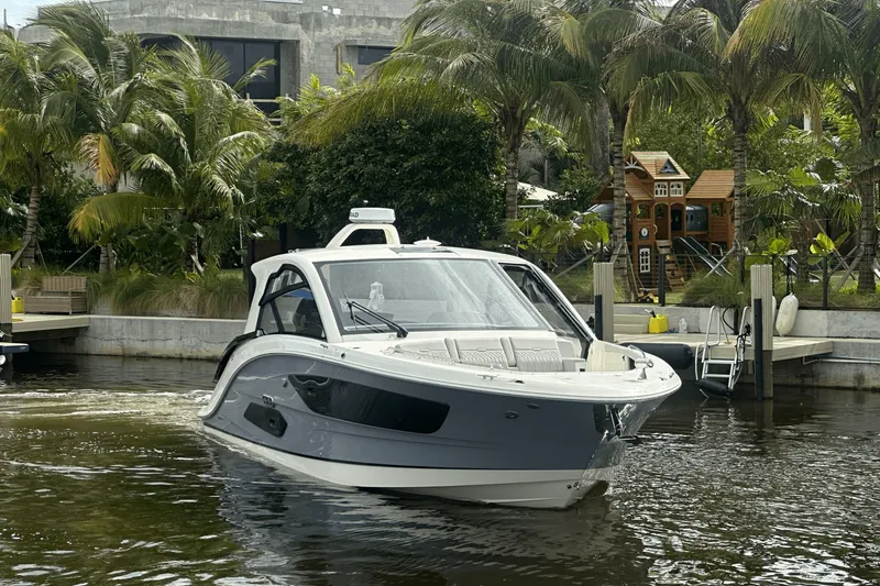 Slide: The Image of Sea Ray Sundancer 370 Outboard 2025 - 7
