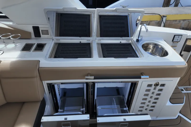 Slide: The Image of Sea Ray SLX 400 Outboard 2025 - 10