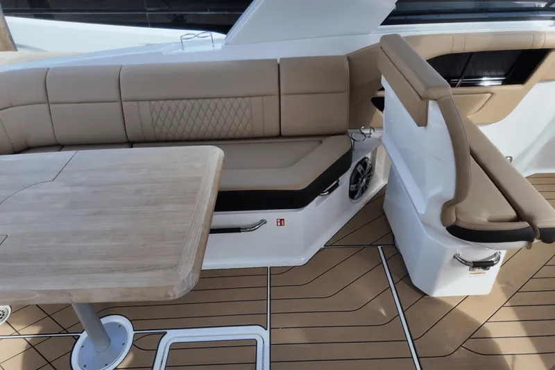 Slide: The Image of Sea Ray SLX 400 Outboard 2025 - 12