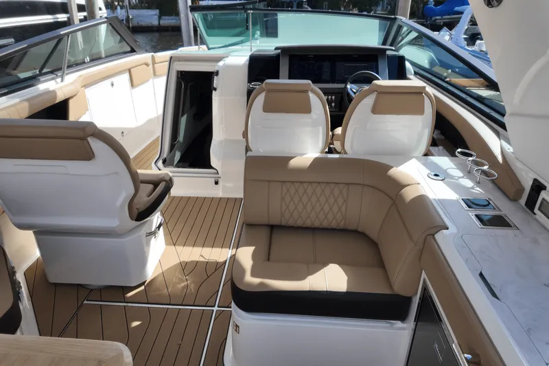 Slide: The Image of Sea Ray SLX 400 Outboard 2025 - 13