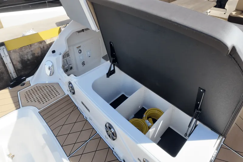 Slide: The Image of Sea Ray SLX 400 Outboard 2025 - 15