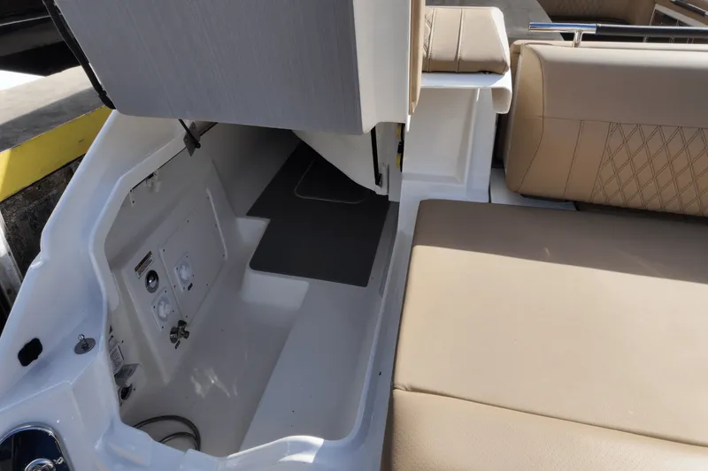 Slide: The Image of Sea Ray SLX 400 Outboard 2025 - 17