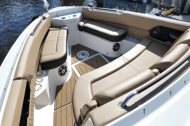 Slide: The Image of Sea Ray SLX 400 Outboard 2025 - 18