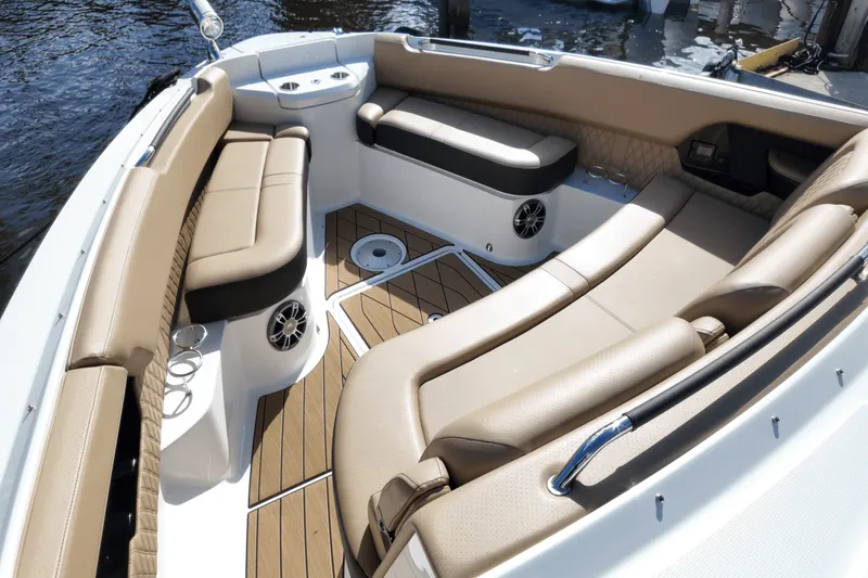 Slide: The Image of Sea Ray SLX 400 Outboard 2025 - 19