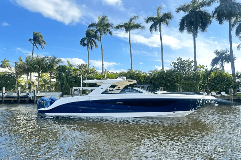 Slide: The Image of Sea Ray SLX 400 Outboard 2025 - 2