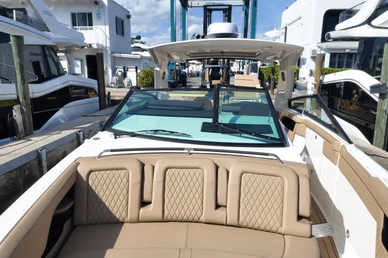 Slide: The Image of Sea Ray SLX 400 Outboard 2025 - 20