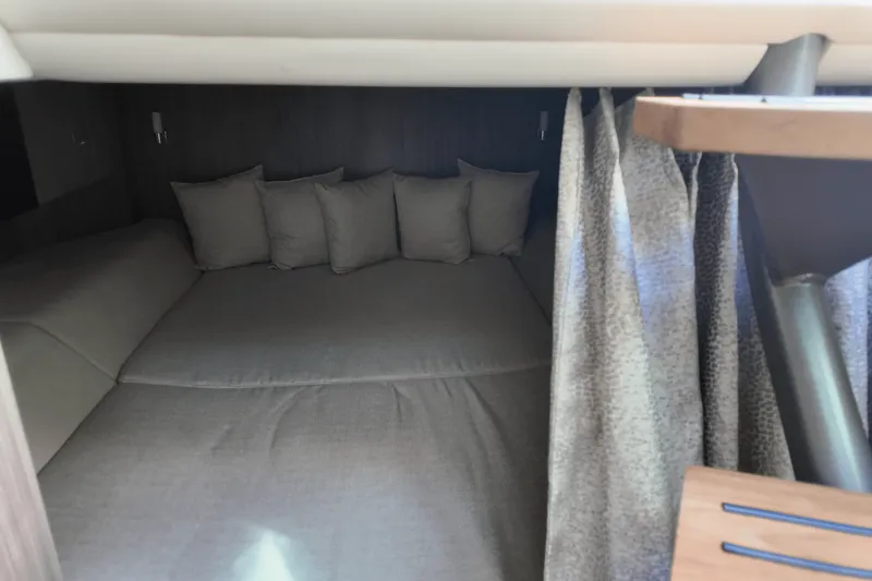 Slide: The Image of Sea Ray SLX 400 Outboard 2025 - 23