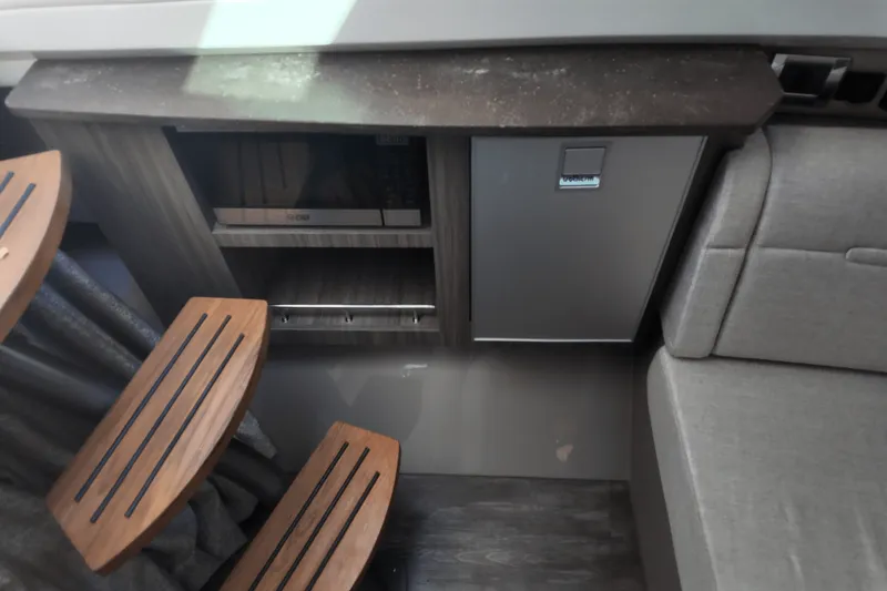 Slide: The Image of Sea Ray SLX 400 Outboard 2025 - 25