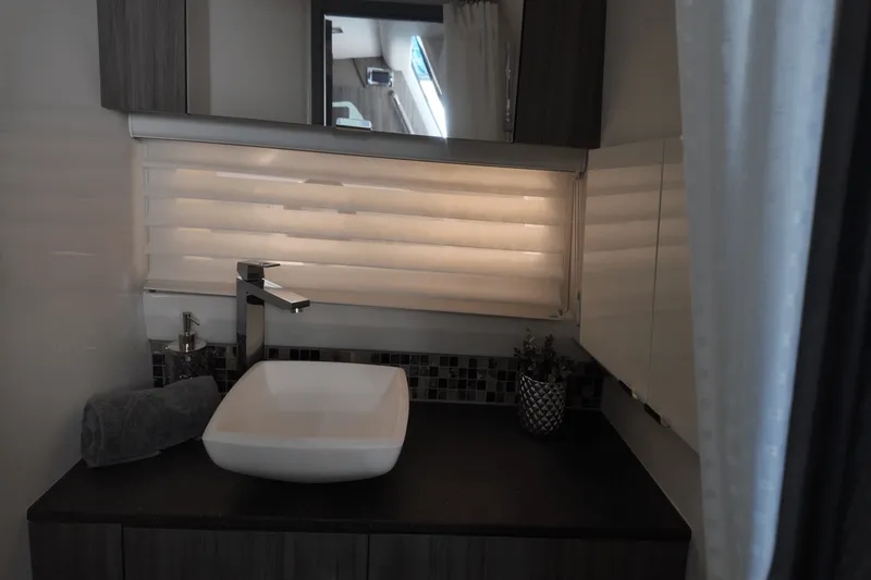 Slide: The Image of Sea Ray SLX 400 Outboard 2025 - 28