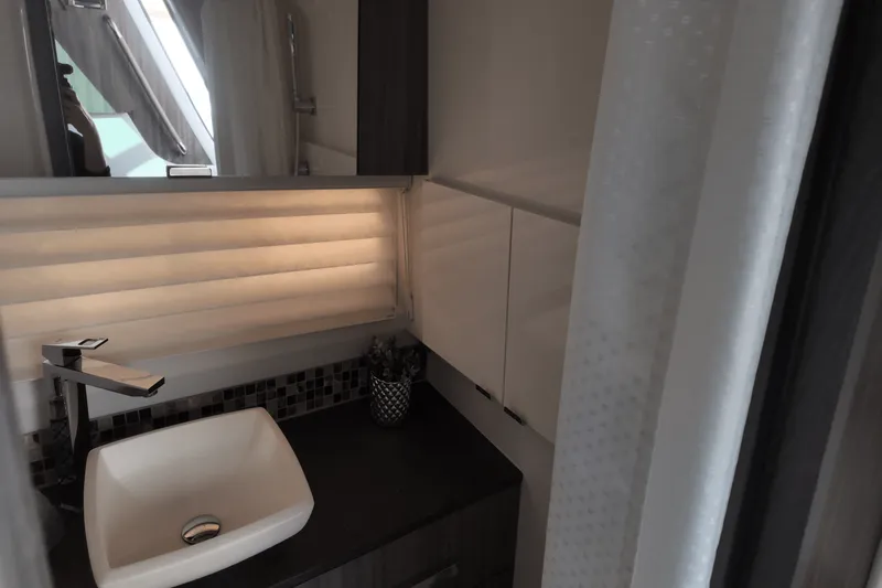 Slide: The Image of Sea Ray SLX 400 Outboard 2025 - 29