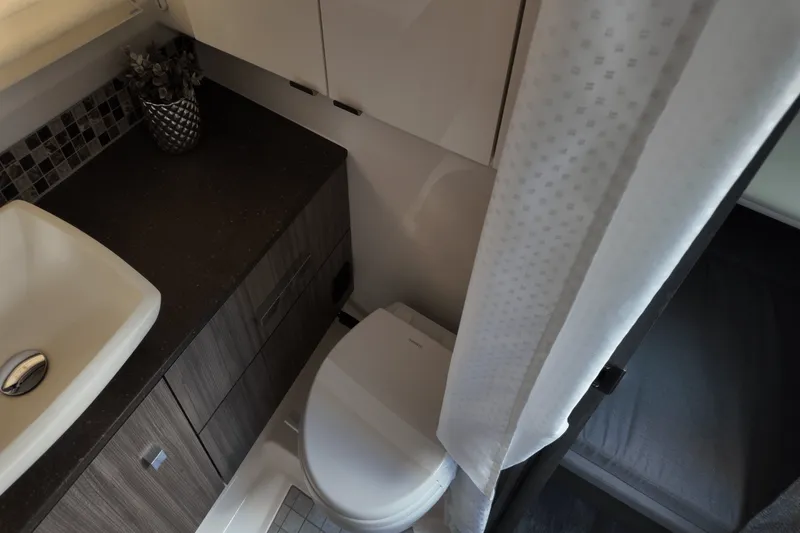 Slide: The Image of Sea Ray SLX 400 Outboard 2025 - 30