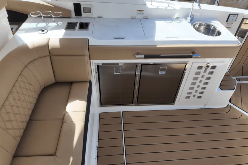 Slide: The Image of Sea Ray SLX 400 Outboard 2025 - 8