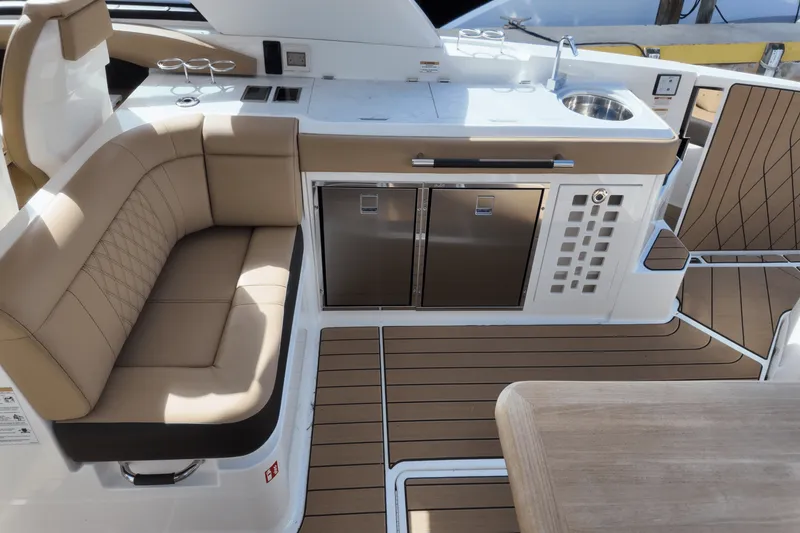 Slide: The Image of Sea Ray SLX 400 Outboard 2025 - 9