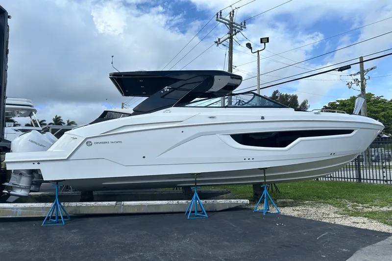 The Image of Cruisers 34 GLS Outboard 2025 - 0