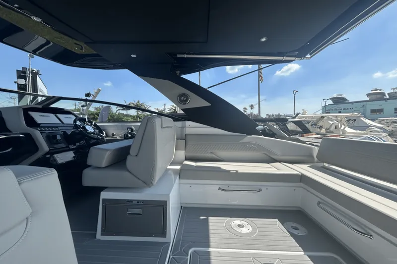 Slide: The Image of Cruisers 34 GLS Outboard 2025 - 12