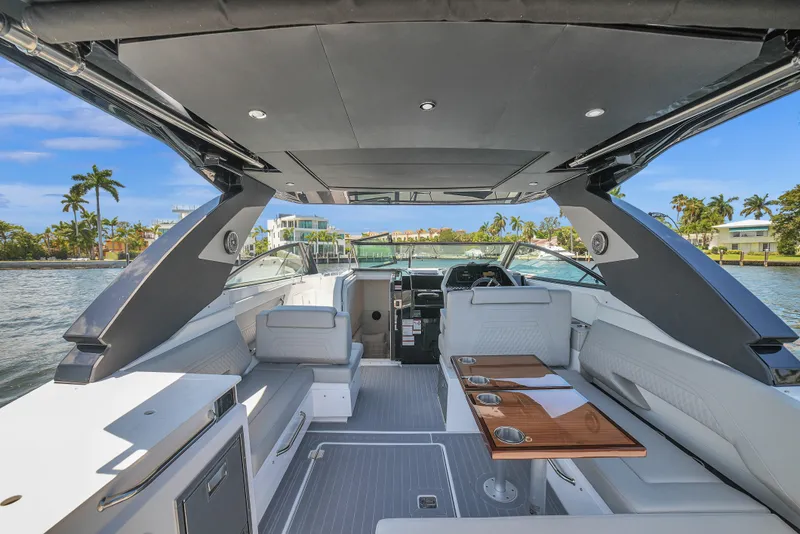 Slide: The Image of Cruisers 34 GLS Outboard 2025 - 14