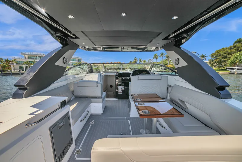Slide: The Image of Cruisers 34 GLS Outboard 2025 - 15