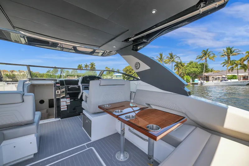 Slide: The Image of Cruisers 34 GLS Outboard 2025 - 16