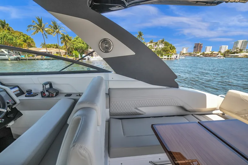 Slide: The Image of Cruisers 34 GLS Outboard 2025 - 17
