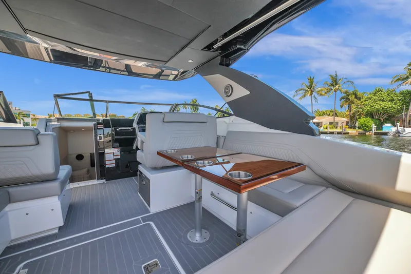 Slide: The Image of Cruisers 34 GLS Outboard 2025 - 18