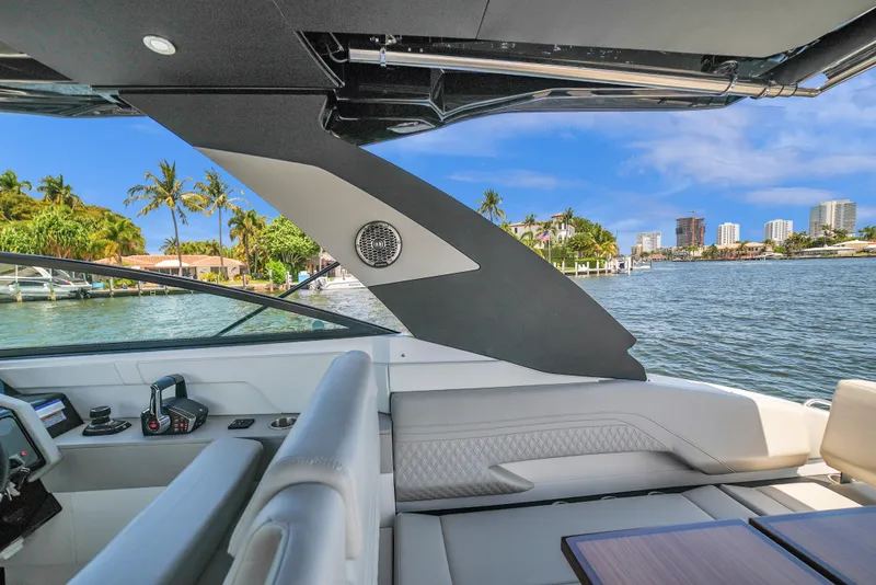 Slide: The Image of Cruisers 34 GLS Outboard 2025 - 20