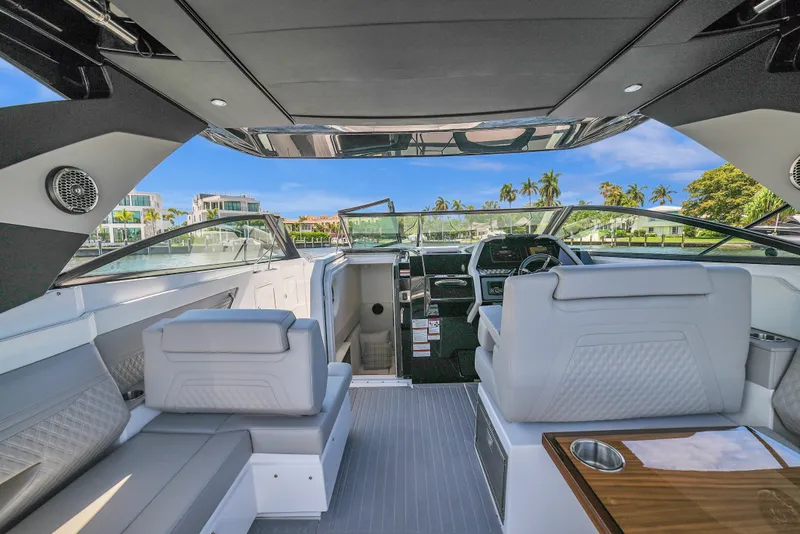Slide: The Image of Cruisers 34 GLS Outboard 2025 - 21