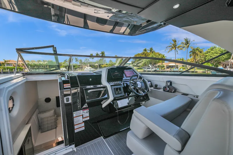 Slide: The Image of Cruisers 34 GLS Outboard 2025 - 22