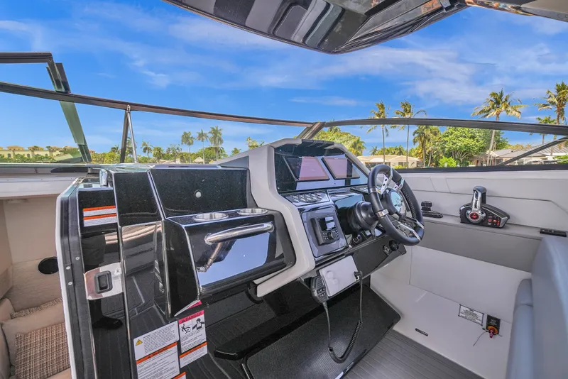 Slide: The Image of Cruisers 34 GLS Outboard 2025 - 23