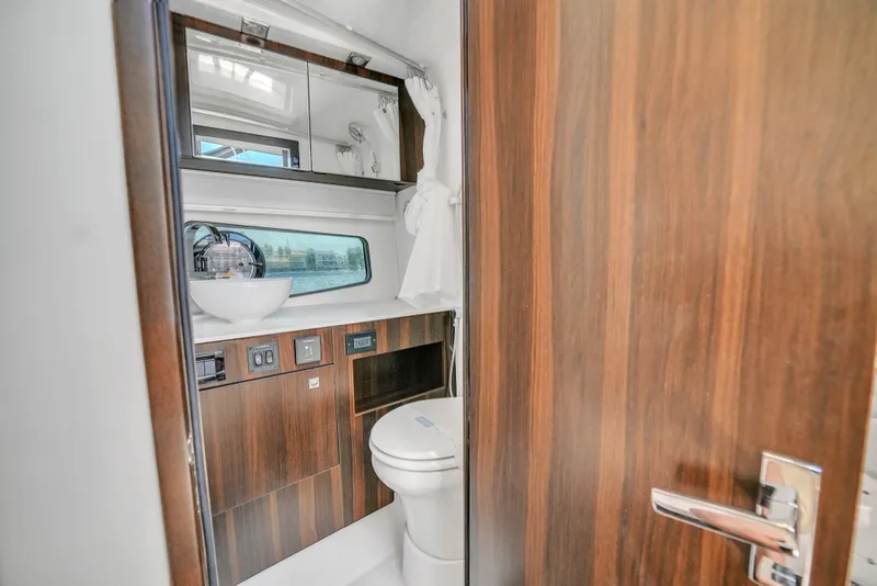 Slide: The Image of Cruisers 34 GLS Outboard 2025 - 37