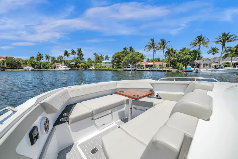 Slide: The Image of Cruisers 34 GLS Outboard 2025 - 43