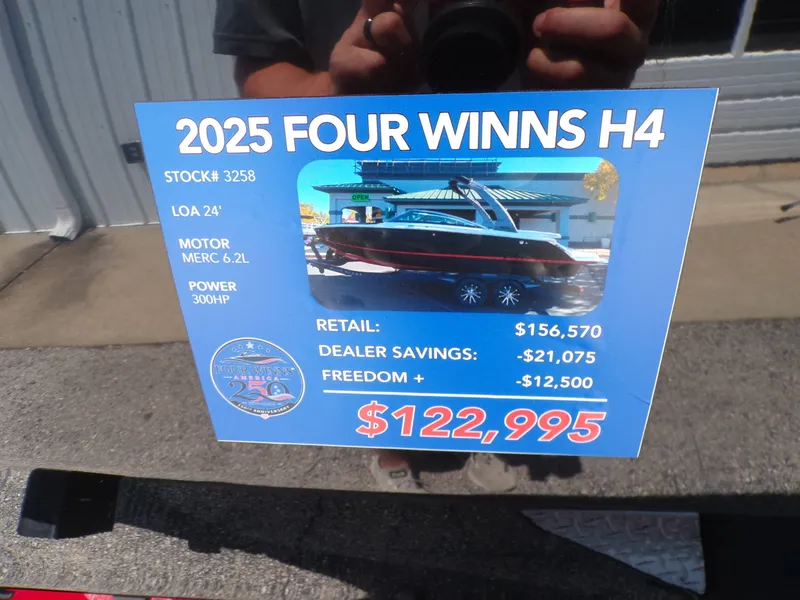 Slide: The Image of Four Winns H4 2025 - 17
