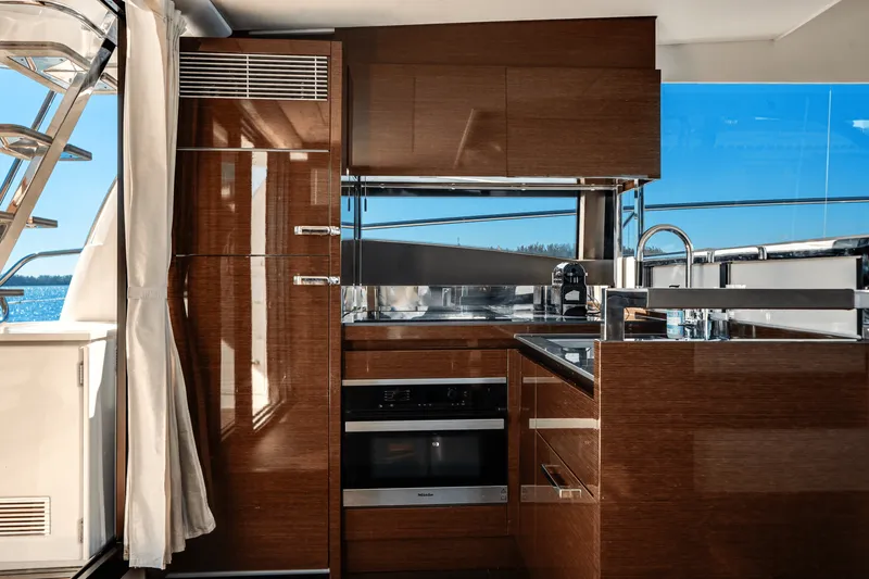 Slide: The Image of Prestige 520 FLYBRIDGE 2020 - 25