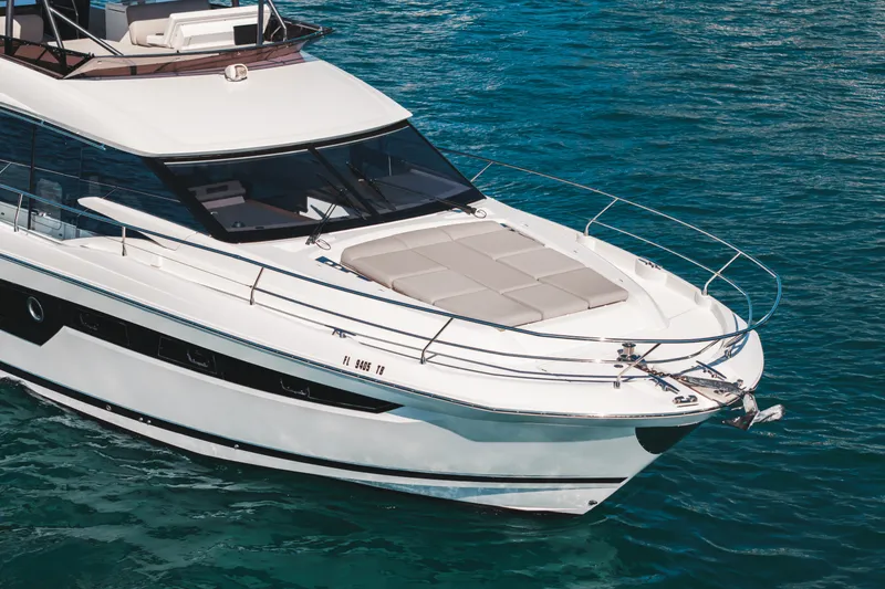 Slide: The Image of Prestige 520 FLYBRIDGE 2020 - 9