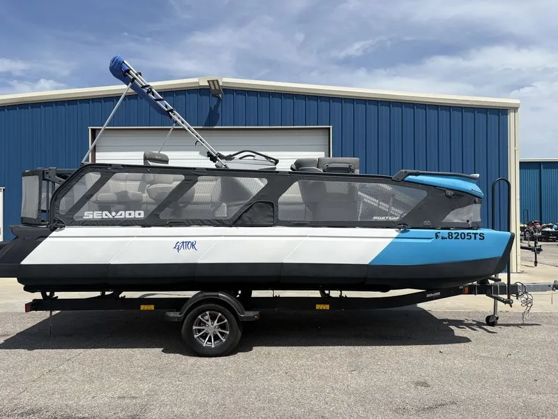 Slide: The Image of Sea-Doo Switch® 19-170 hp 2023 - 1