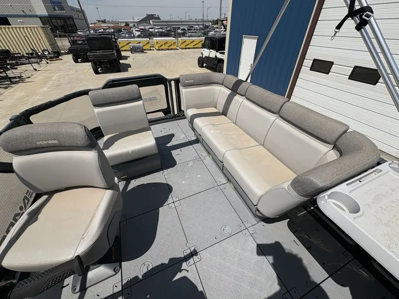 Slide: The Image of Sea-Doo Switch® 19-170 hp 2023 - 11