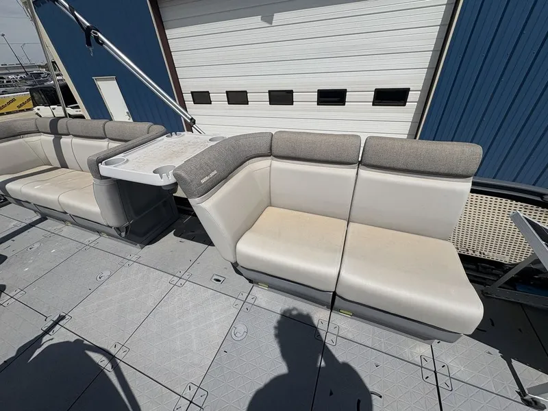 Slide: The Image of Sea-Doo Switch® 19-170 hp 2023 - 10