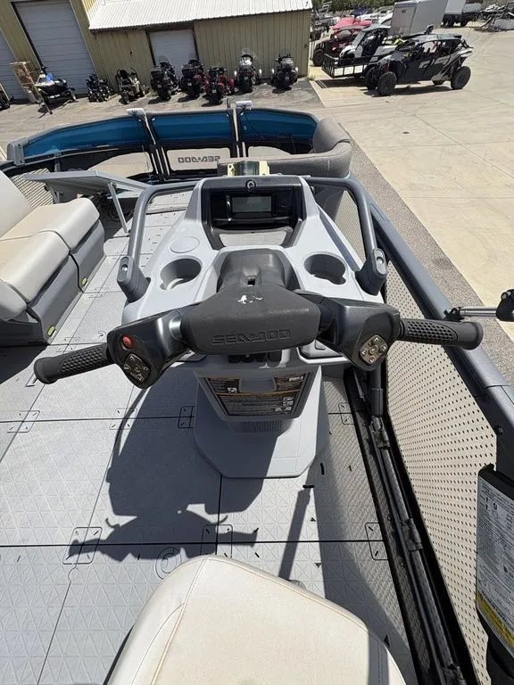Slide: The Image of Sea-Doo Switch® 19-170 hp 2023 - 12