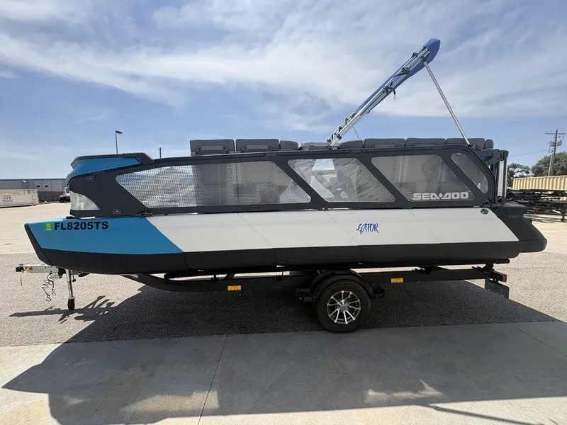Slide: The Image of Sea-Doo Switch® 19-170 hp 2023 - 3