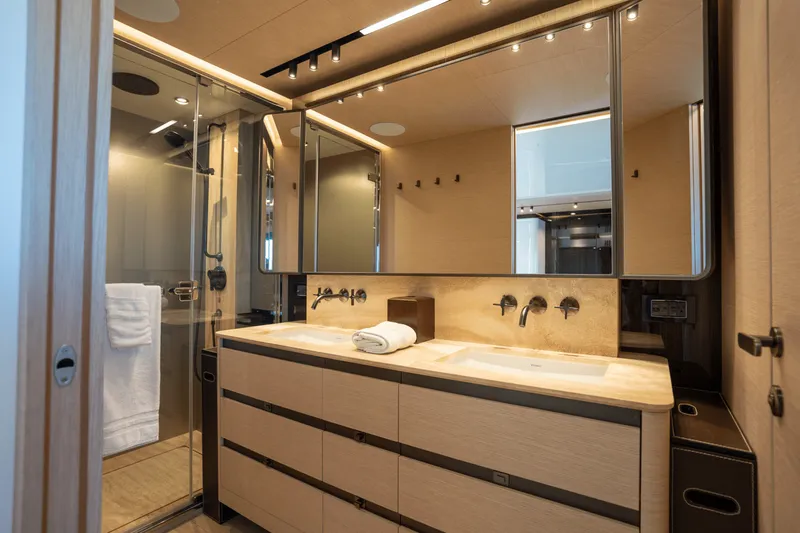 Slide: The Image of Azimut S10 2022 - 17