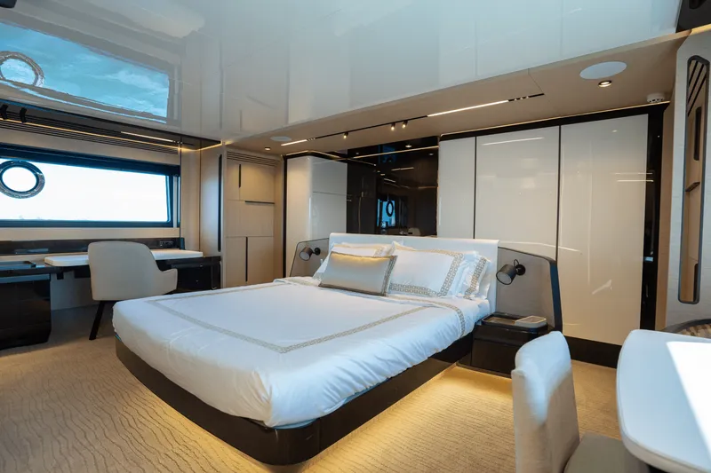 Slide: The Image of Azimut S10 2022 - 18