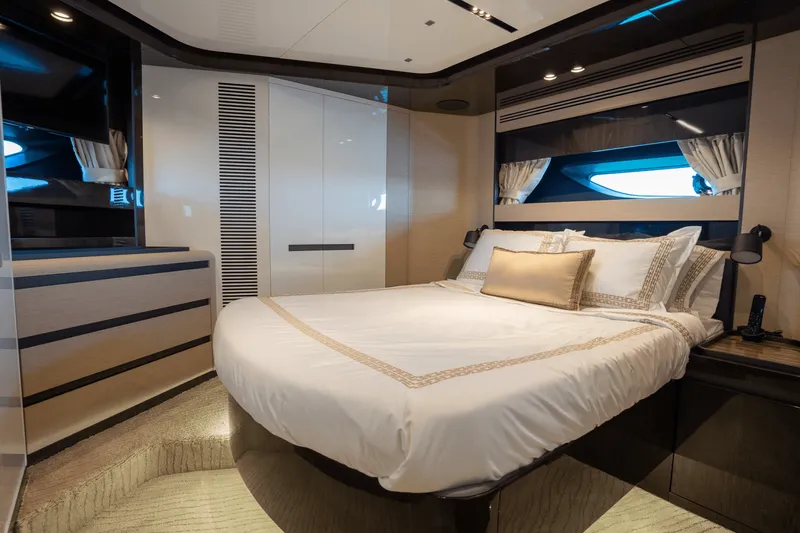 Slide: The Image of Azimut S10 2022 - 23