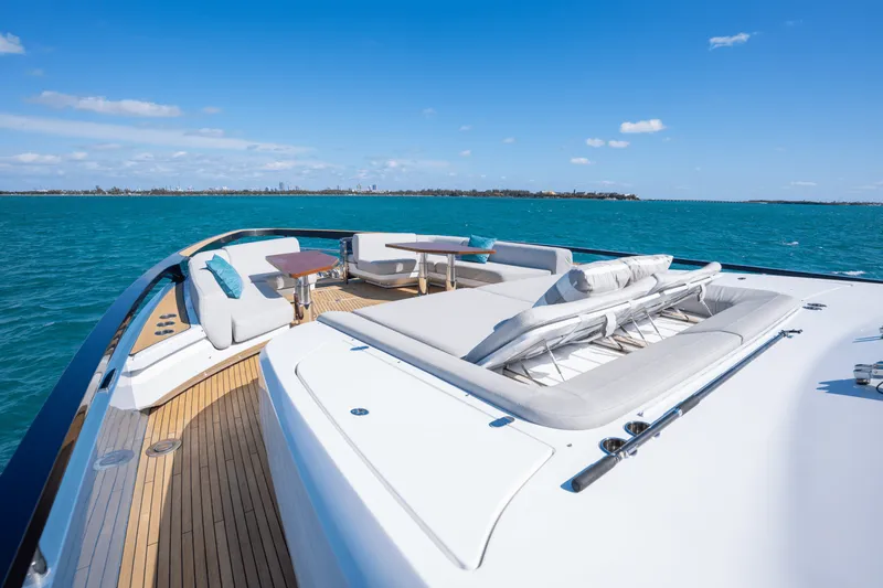 Slide: The Image of Azimut S10 2022 - 40