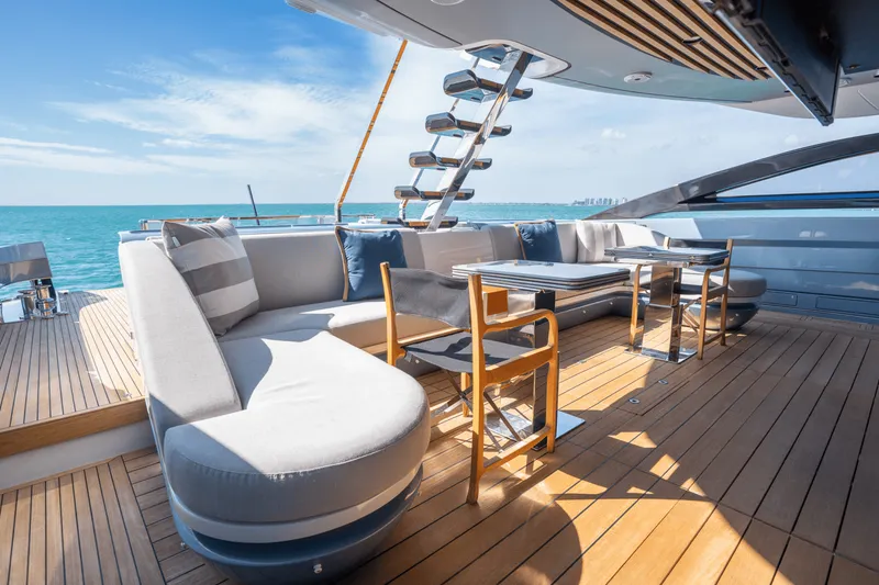 Slide: The Image of Azimut S10 2022 - 44