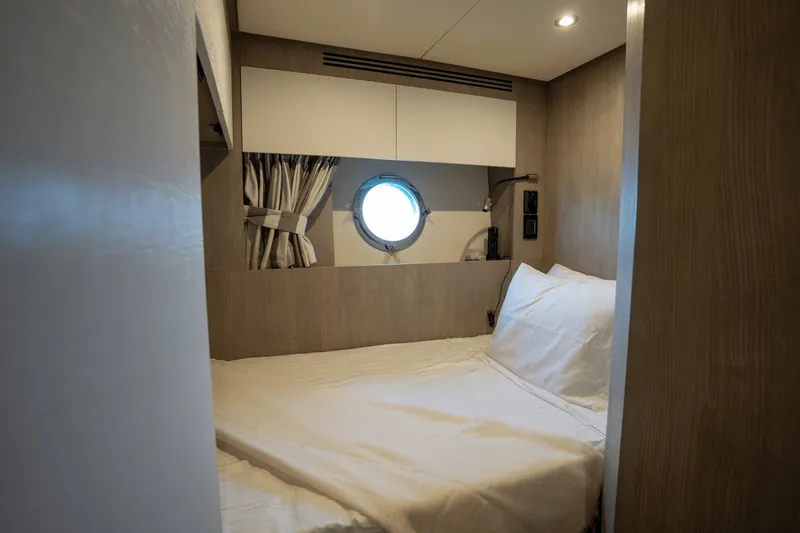 Slide: The Image of Azimut S10 2022 - 64