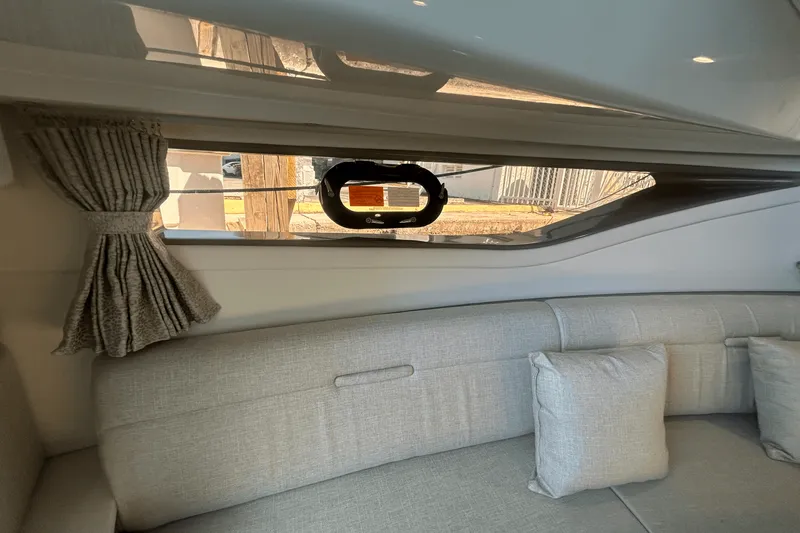 Slide: The Image of Sea Ray 320 DA OB 2023 - 10